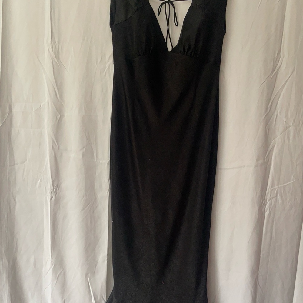 Lovers + Friends Ava Off the Shoulder Black Hammered Satin Fabric midi dress - Picture 3 of 8